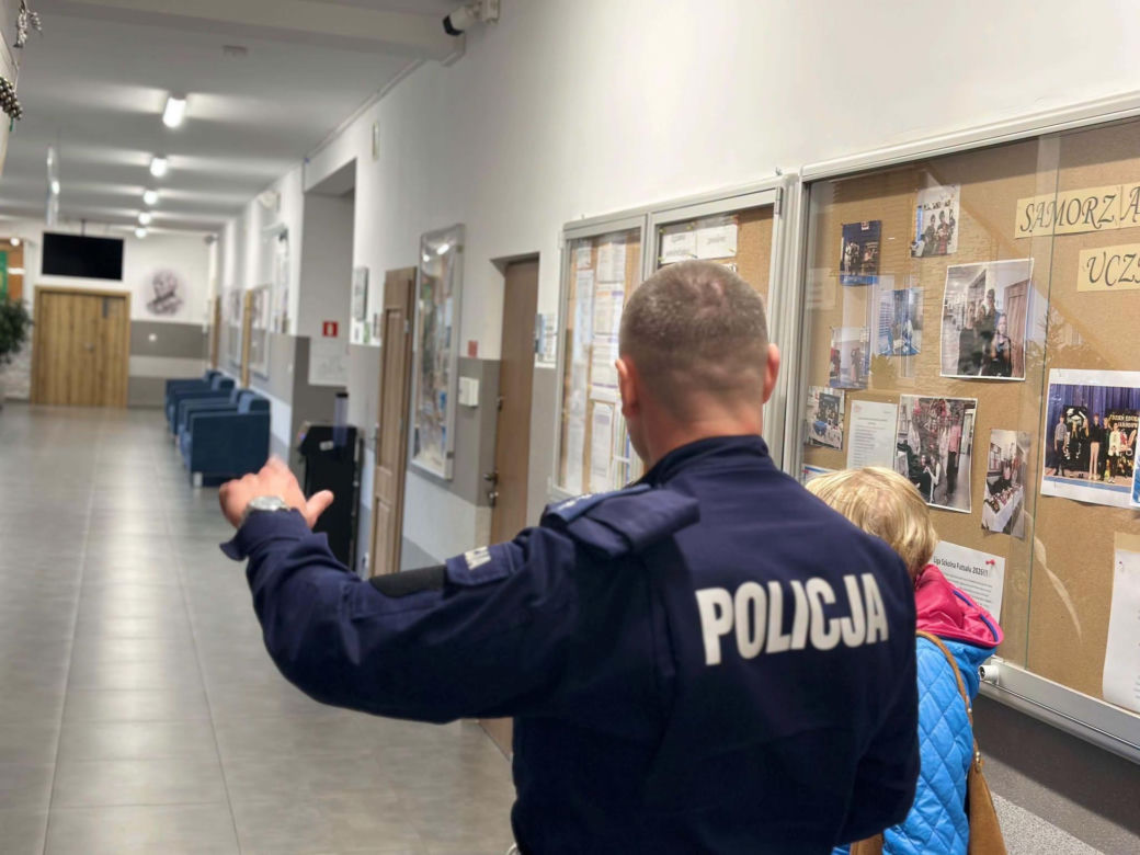 Radiowozy przed szkołami w Podlaskiem. Policja uspokaja rodziców i uczniów