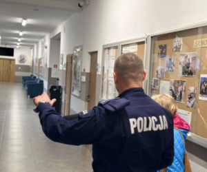 Radiowozy przed szkołami w Podlaskiem. Policja uspokaja rodziców i uczniów