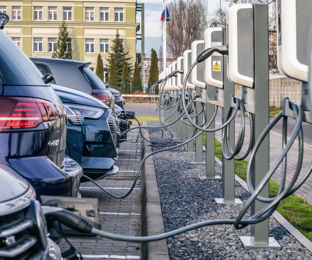 elektromobilność, ładowanie samochodu elektrycznego
