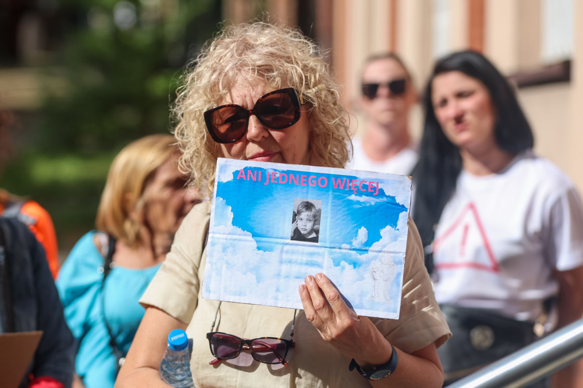 Biały Marsz dla Kamilka. Mieszkańcy Częstochowy przynieśli białe róże
