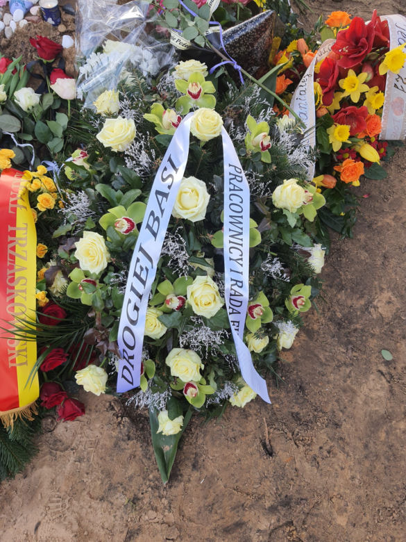 Córkę Lityńskiego pochwali na żydowskim cmentarzu. Grób w kwiatach i kamykach [ZDJĘCIA]