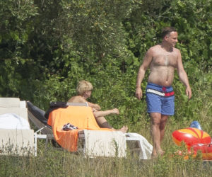 PREZYDENT NACIERA ŻONĘ I CZYTA RODZINNĄ SAGĘ
