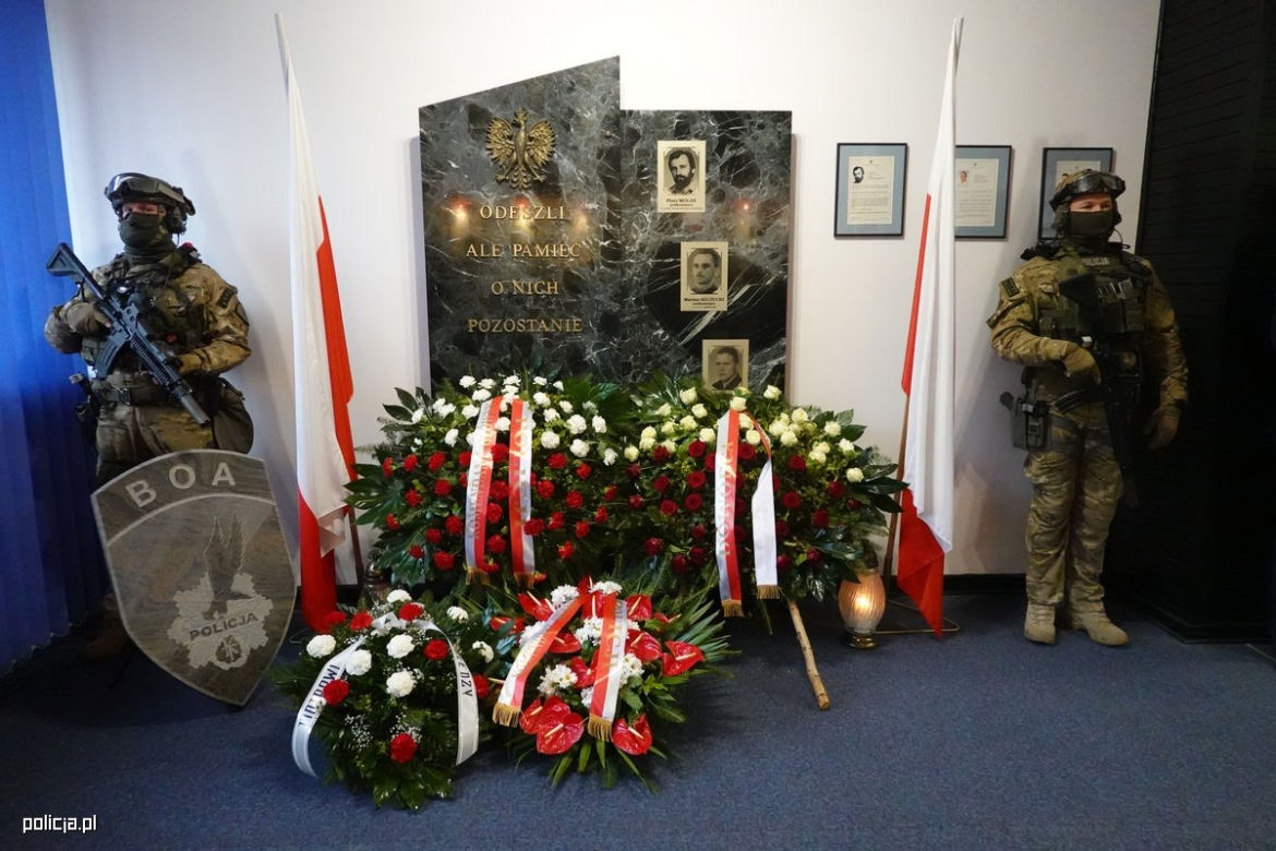 Policjanci opłakują śmierć antyterrorysty. Zginął w wybuchu na stacji paliw na Pradze