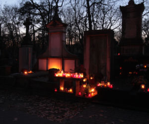Tak wyglądają Powązki wieczorem. Zachwycające zdjęcia warszawskiej nekropolii