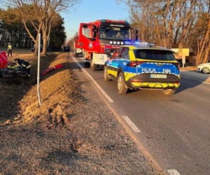 Huknął w znak, gdy wyprzedzał auta. 33-letniego motocyklistę zabrał śmigłowiec