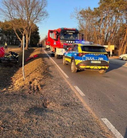 Huknął w znak, gdy wyprzedzał auta. 33-letniego motocyklistę zabrał śmigłowiec