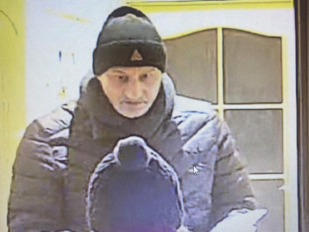 Okradli seniorkę tuż przed świętami. Oszustów nagrała kamera 