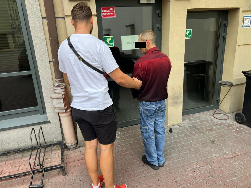 Ukradł walizki z klatki schodowej. Przed policją schował się... pod łóżko