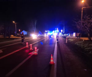 Płock. Osobówka ZDERZYŁA SIĘ z motocyklem! Jedna osoba w stanie ciężkim! [ZDJĘCIA]