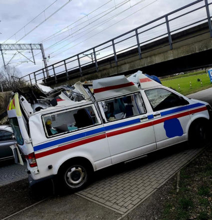 Z karetki został kabriolet! 19-latek zapomniał, że nie jedzie osobówką