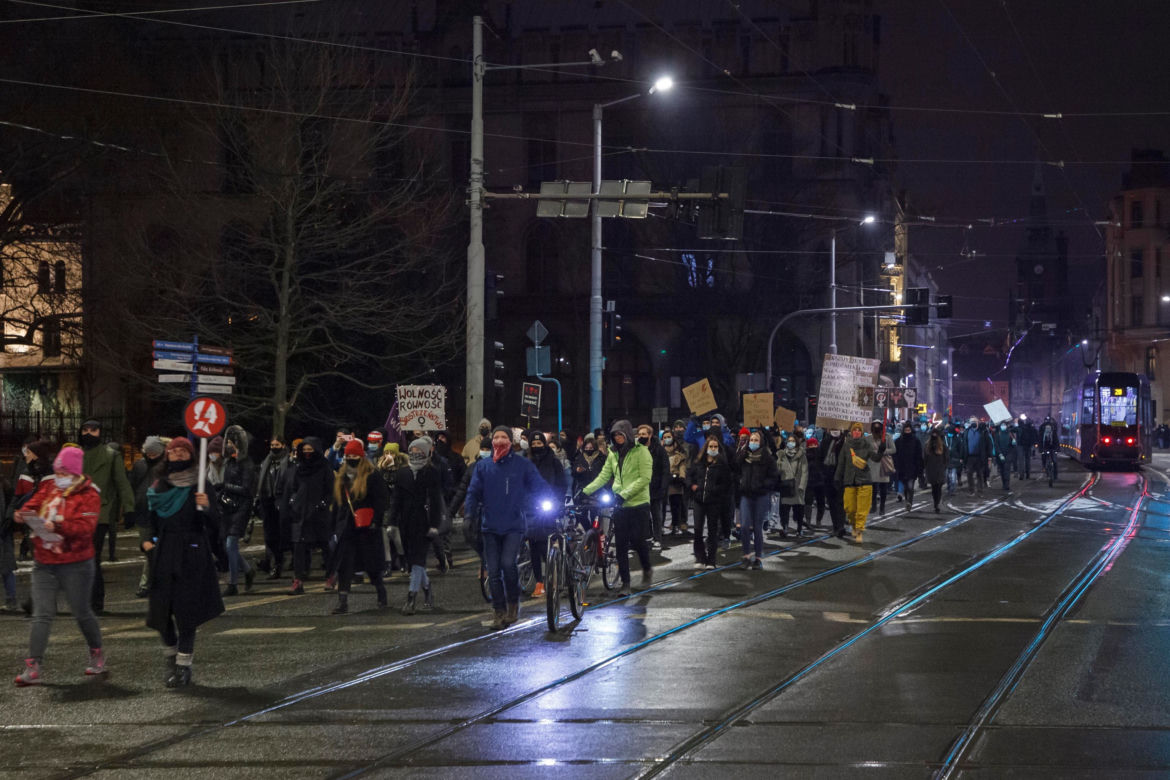 Strajk Kobiet we Wrocławiu. Przemarsz ulicami miasta i przepychanki z policją [ZDJĘCIA] 