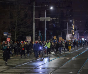 Strajk Kobiet we Wrocławiu. Przemarsz ulicami miasta i przepychanki z policją [ZDJĘCIA] 
