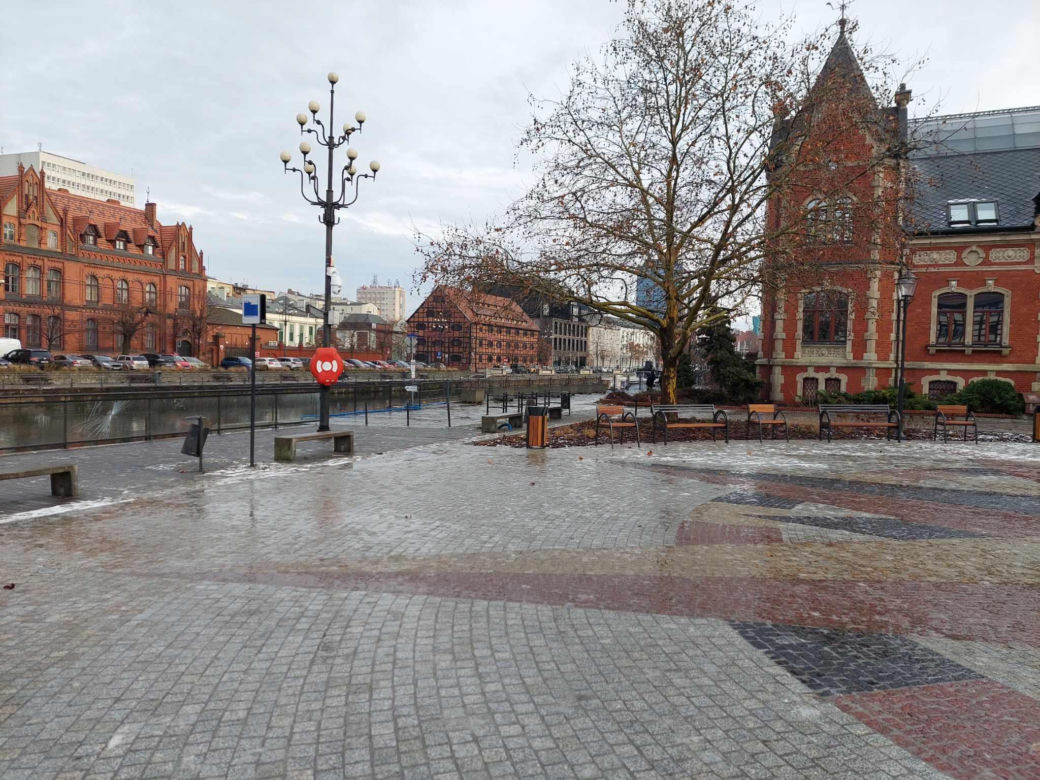 Rybi Rynek w Bydgoszczy stał się pięknym placem. Po dziurawym parkingu nie ma śladu! A to nie koniec zmian!