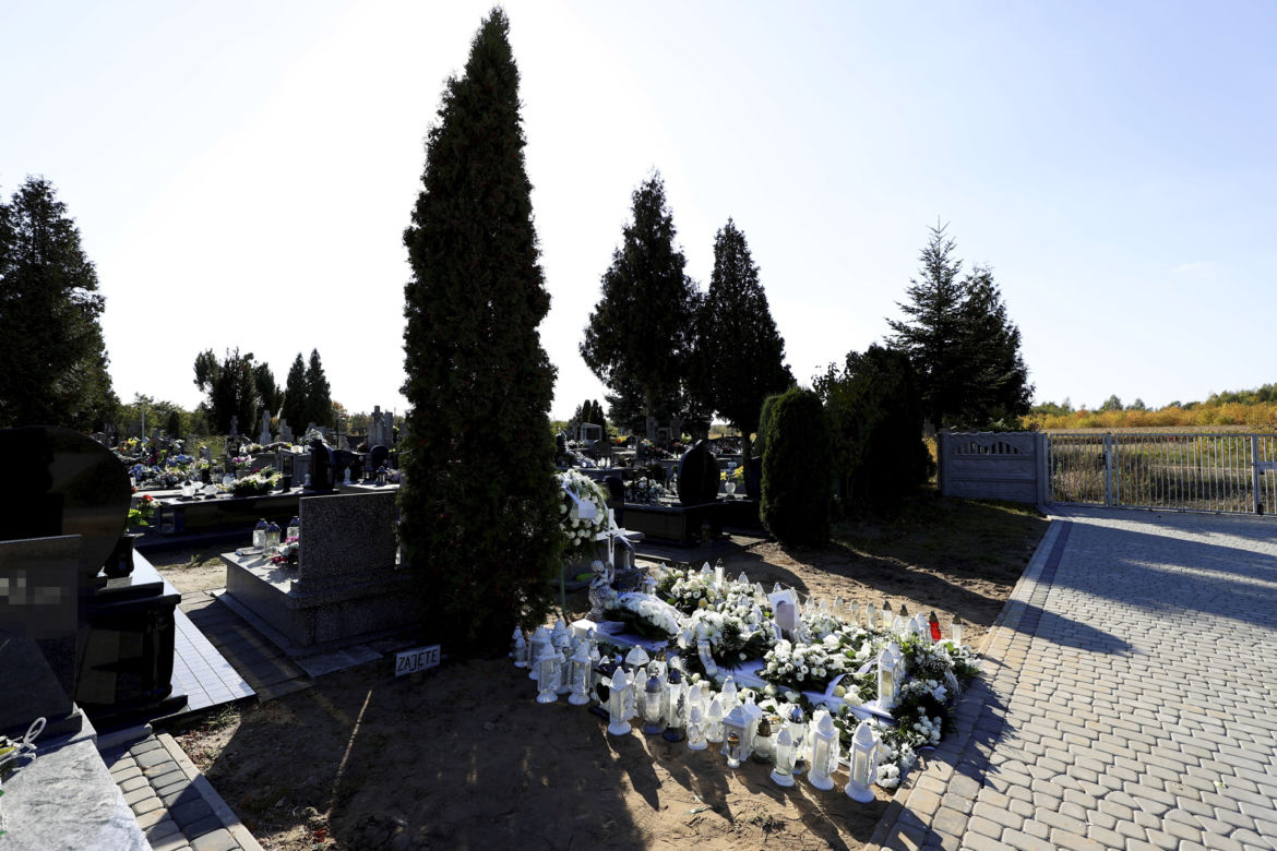 Grób 3-letniego Stasia utonął w morzu kwiatów. Trudno powstrzymać łzy