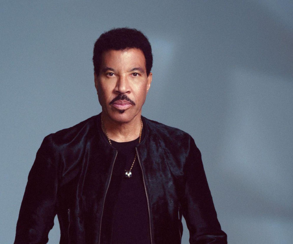Muzyk Lionel Richie w czarnej kurtce. O stanie zdrowia artysty po trafieniu na OIOM przeczytasz na EskaRock.