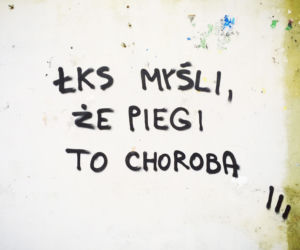 Widzew nosi czapkę z dupki od chleba, a ŁKS je komary... Derby Łodzi na murach