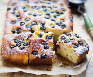 Nie rozmrażaj owoców! Ten prosty trik sprawi, że twoje ciasto jogurtowe z mrożonkami zawsze wyjdzie idealne