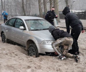 Wjechał Passatem na plażę w Kołobrzegu