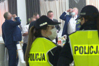 Nielegalne wesele w Malanowie. Właściciel restauracji ATAKUJE policjantów