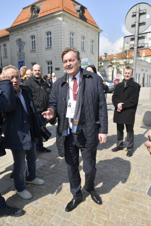 Niezależny prezydent II RP. Tajemnicza manifestacja na Krakowskim Przedmieściu