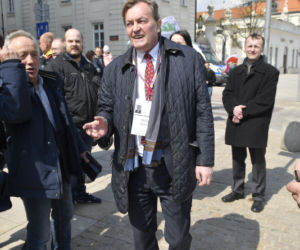 Niezależny prezydent II RP. Tajemnicza manifestacja na Krakowskim Przedmieściu [ZDJĘCIA] 