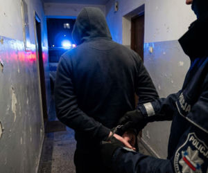 Zatrzymanie w gminie Izbica. Znęcał się nad matką i zaatakował policjanta nożem