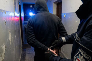 Chciał spalić żonę żywcem?! Wziął kanister i podłożył ogień. Dwie osoby w szpitalu