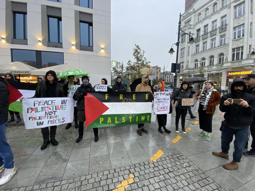 Protest w Łodzi. Zebrali się w centrum miasta by pokazać solidarność z Palestyną [ZDJĘCIA]