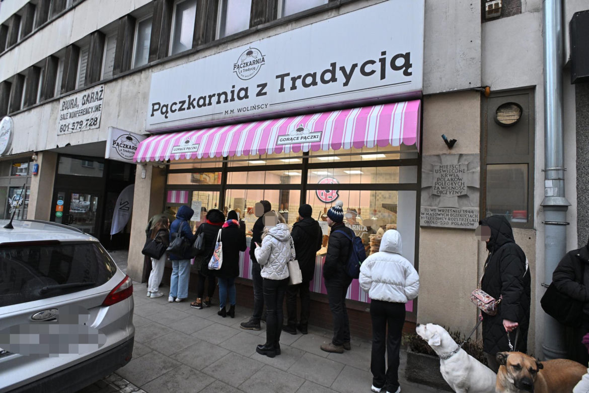 Gigantyczne kolejki po słodkości. Politycy z pączkami na ulicy. Tak wygądał tłusty czwartek w Warszawie
