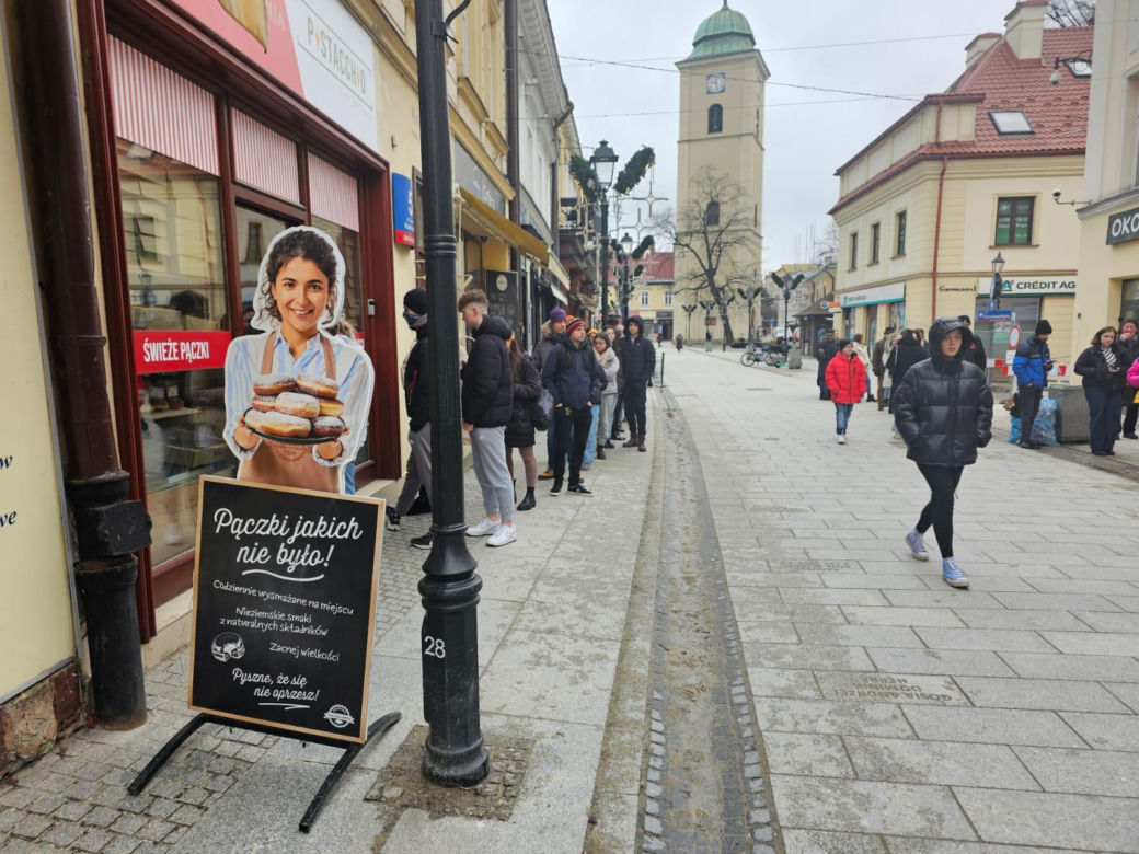 Mieszkańcy Rzeszowa ruszyli po pączki. Kolejki pod pączkarniami