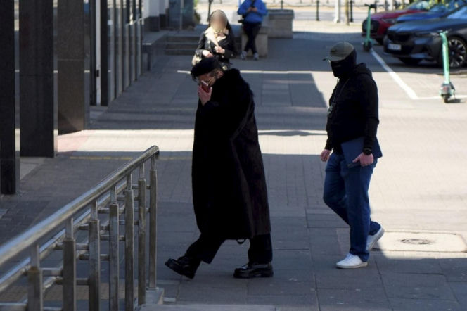 Krzysztof Rutkowski w futrze w sądzie