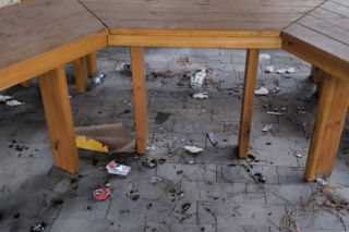 Wilkowice: „Ręce opadają”. Nowa wiata zasypana śmieciami