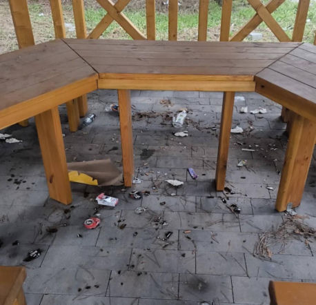 Smutny widok w Wilkowicach. Tak potraktowano nową wiatę