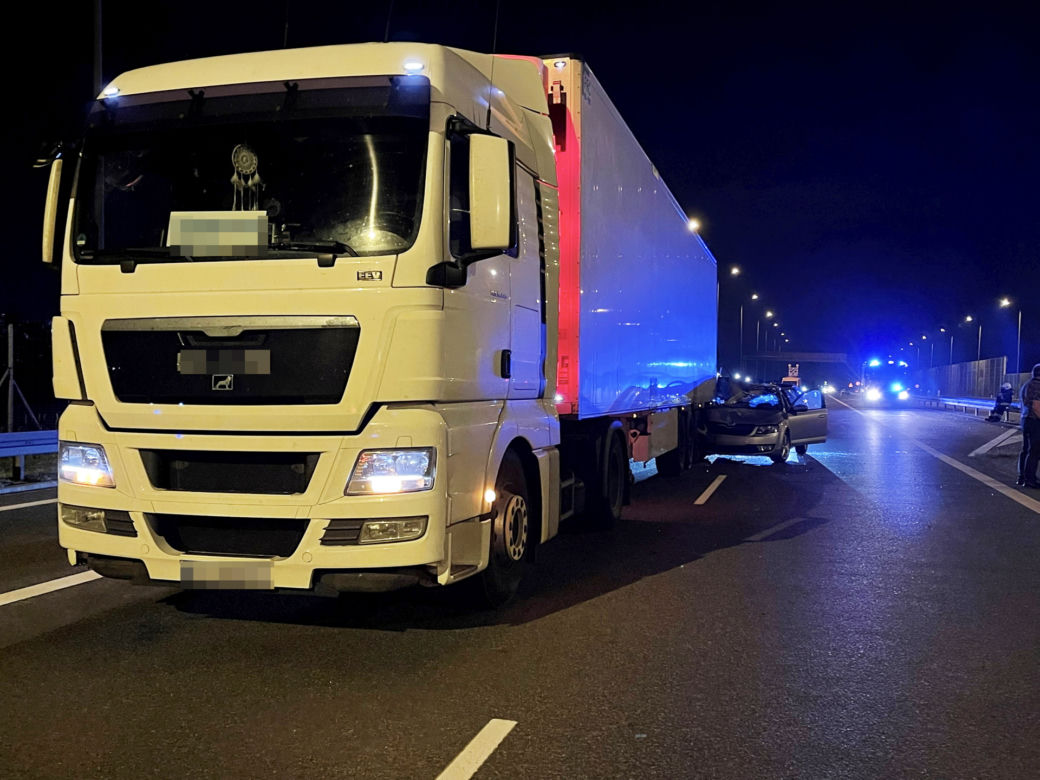 Wypadek na A2 pod Grodziskiem Mazowieckim. Skoda z rodziną z dziećmi wbiła się w tira