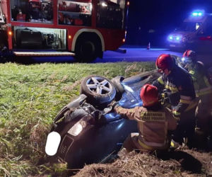 Wypadek w Grzywnie koło Torunia. Dwa samochody w rowie