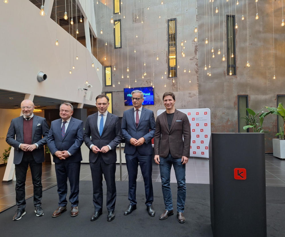 Pięciu mężczyzn, w tym minister Andrzej Domański, stoi na scenie. O funduszu kosmicznym przeczytasz na SE Portal Obronny.