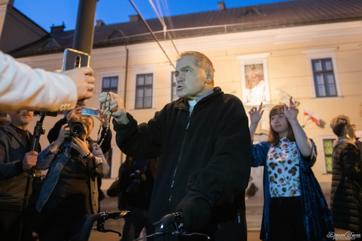 Tańczący protest pod krakowską kurią