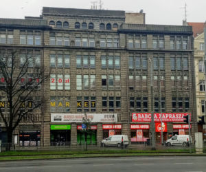 Nowa restauracja próbuje zaistnieć krzykliwym szyldem. Zareagował konserwator zabytków