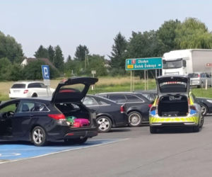 Kobieta zaczęła rodzić na stacji paliw. Poród odebrał policjant!