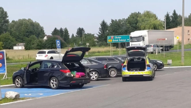 Kobieta zaczęła rodzić na stacji paliw. Poród odebrał policjant!