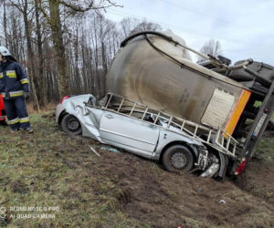 Długie. Śmiertelny wypadek na DK 16. Ciężarówka PRZYGNIOTŁA samochód osobowy. Droga zablokowana