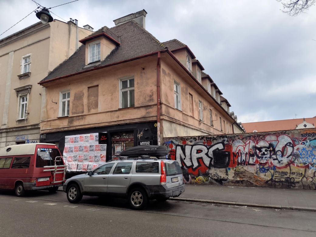 „Mieszkam tu od 83 lat”. Zakon oddaje kamienice pod luksusowy hotel. Najemcy mają się wynieść