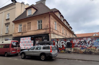 „Mieszkam tu od 83 lat”. Zakon oddaje kamienice pod luksusowy hotel. Najemcy mają się wynieść