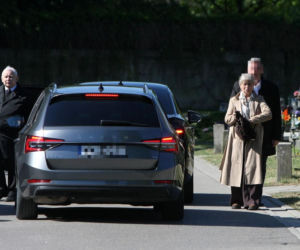 Jarosław Kaczyński na cmentarzu nie był sam. Pewna kobieta nie odstępowała go na krok