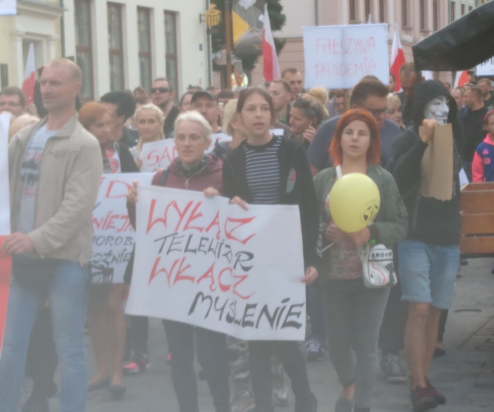 Maseczkom powiedzieli NIE! W Lublinie protestowali ci, dla których koronawirus to wymysł władzy.
