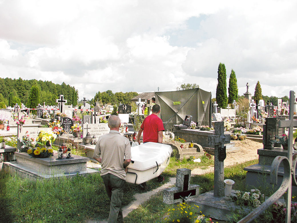 Ksiądz spalił się na grobie matki