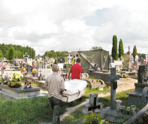 Ksiądz spalił się na grobie matki