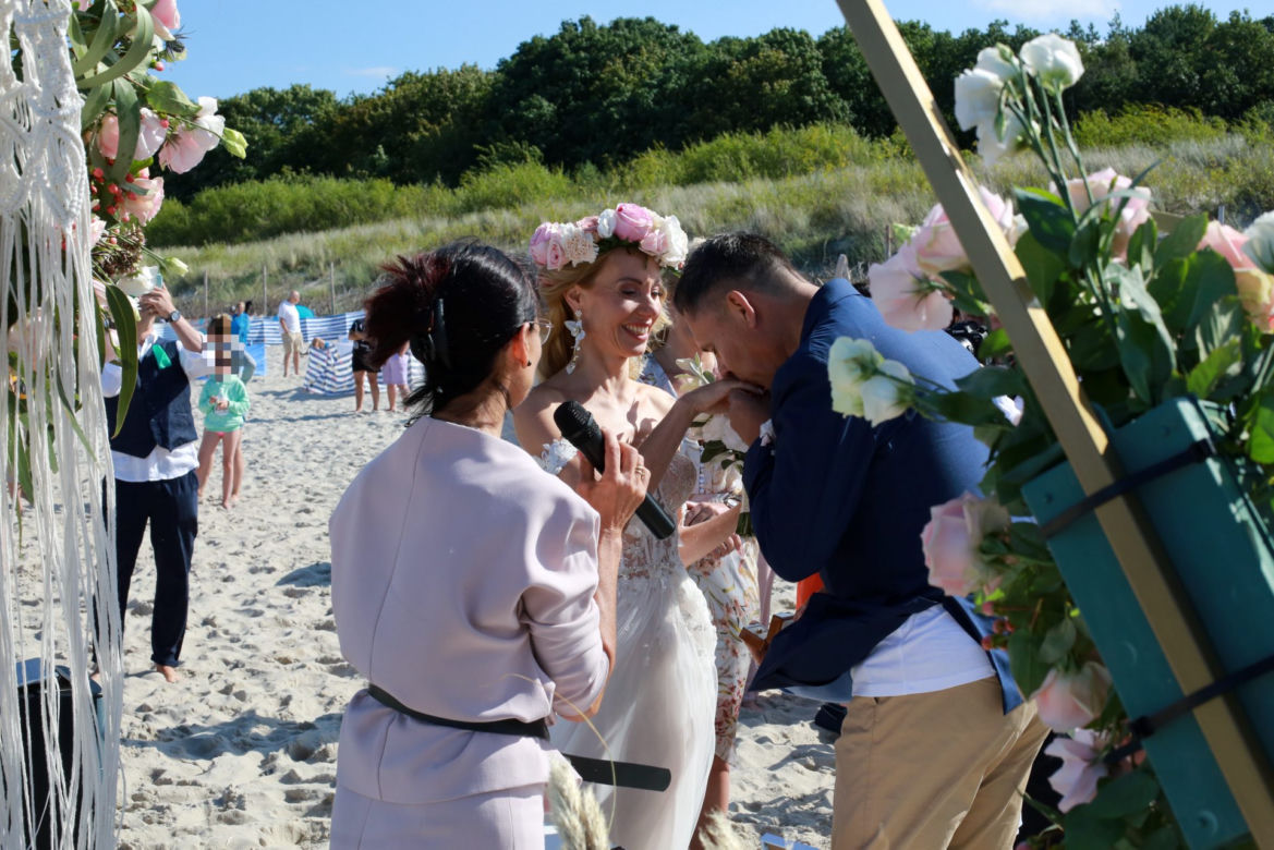Małgorzata Opczowska wzięła ślub z Jackiem Łęskim na plaży
