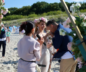 Małgorzata Opczowska wzięła ślub z Jackiem Łęskim na plaży