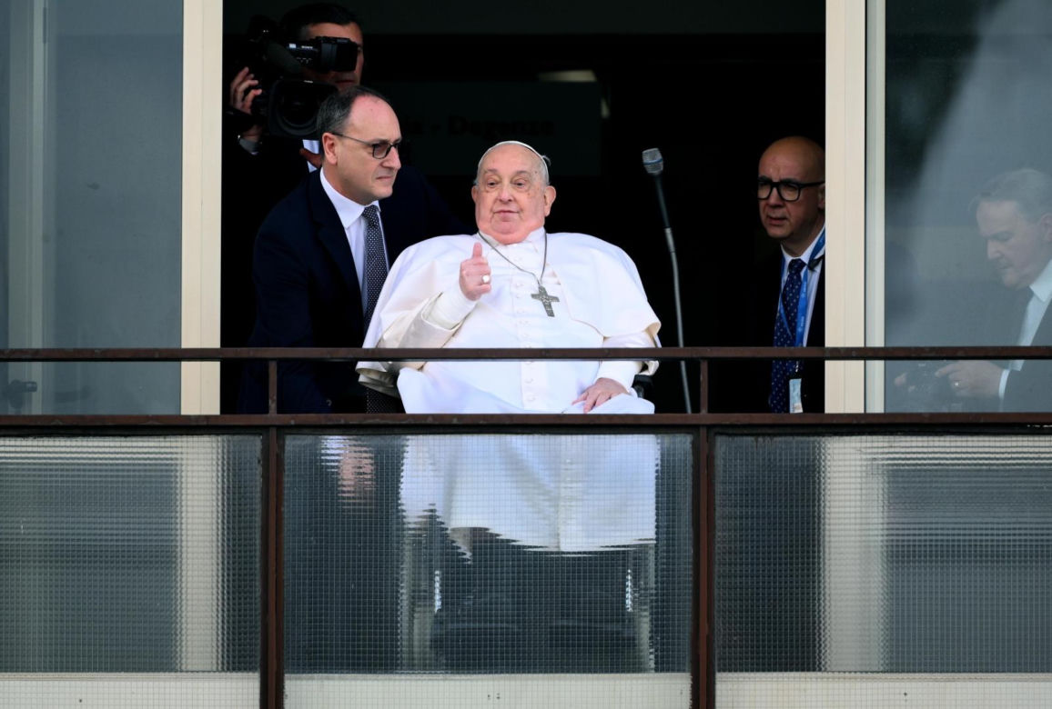 Papież Franciszek pokazał się publicznie. Ojciec Święty pozdrowił wiernych